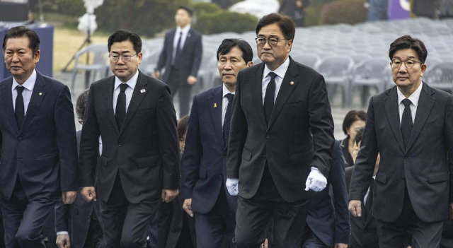 우원식 국회의장과 원내 교섭단체 대표 국회 사무처 관계자들이 19일 오전 제65주년 4·19혁명 기념일을 맞이해 서울 강북구 국립 4·19 민주묘지를 찾아 참배하고 있다 사진연합뉴스