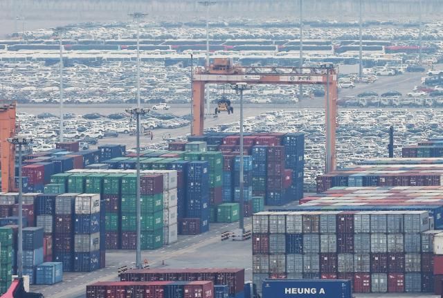 미국의 상호관세가 발효된 9일 경기도 평택항에 컨테이너가 쌓여 있다 사진연합뉴스
