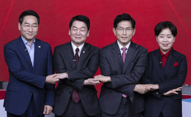 19일 서울 강서구 ASSA아트홀에서 열린 국민의힘 제21대 대통령 후보자 1차 경선 토론회에서 A조 후보들이 시작 전 기념 촬영을 하고 있다 사진연합뉴스