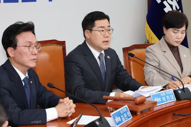 박찬대 더불어민주당 당대표 직무대행 겸 원내대표가 18일 서울 여의도 국회에서 열린 최고위원회의에서 발언하고 있다 사진연합뉴스