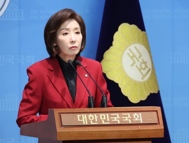 나경원 국민의힘 의원이 2일 서울 여의도 국회 소통관에서 윤석열 대통령 탄핵 심판 선고 등 현안 관련 기자회견을 하고 있다 사진연합뉴스