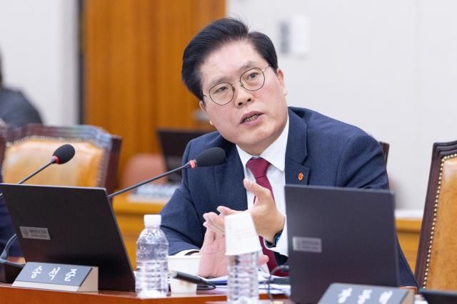 송석준 국민의힘 국회의원이 7일 오후 서울 여의도 국회에서 열린 법제사법위원회의 전체회의에서 질의하고 있다 20250107사진유대길 기자 dbeorlf123ajunewscom