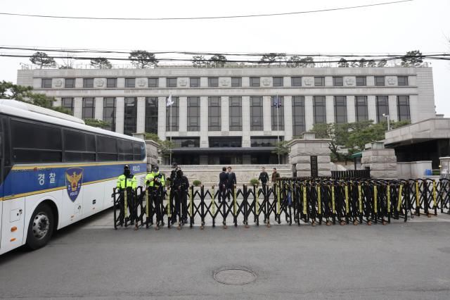윤석열 대통령 탄핵 심판 선고일이 이틀 앞으로 다가온 2일 서울 종로구 헌법재판소 정문에서 경찰이 경계 근무를 서고 있다 사진연합뉴스