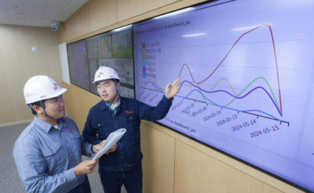 SK케미칼이 유디엠텍과 생성형 AI 기반 안전 관리 시스템 원천 기술 사용권에 대한 공급 계약을 체결했다 SK케미칼 구성원들이 안전 관리 시스템을 살펴보고 있다사진SK케미칼 