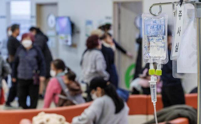 서울 성북구의 한 병원이 진료를 보려는 환자와 보호자들로 붐비고 있다 사진연합뉴스 