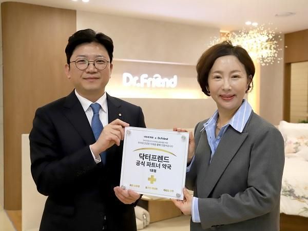 1호점인 강원 춘천 나누리 약국의 김사경 약사오른쪽가 파트너십을 체결하며 생활 속 건강관리를 지속 이어나갈 예정이다 사진닥터프렌드