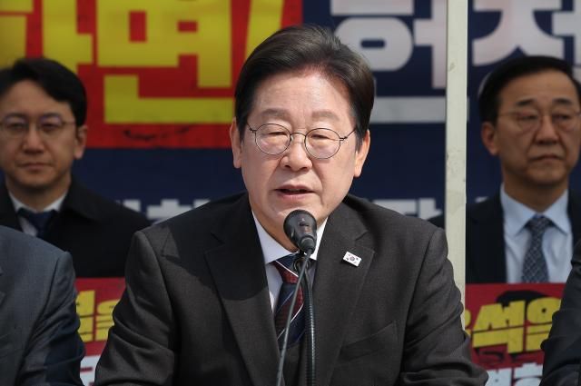 이재명 더불어민주당 대표가 2일 종로구 광화문 천막당사에서 열린 최고위원회의에서 발언하고 있다 사진연합뉴스