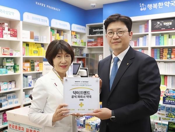 닥터프렌드 김용석 대표오른쪽과 닥터프렌드 공식 파트너 약국 2호점인 서울 영등포 행복한 약국의 김보선 약사왼쪽가 파트너십을 체결하며 생활 속 건강관리를 지속 이어나갈 예정이다 사진닥터프렌드