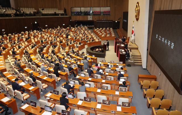 2일 국회 본회의에서 김승묵 의사국장이 최상목 부총리 겸 기획재정부 장관에 대한 탄핵소추안을 보고하고 있다 사진연합뉴스
