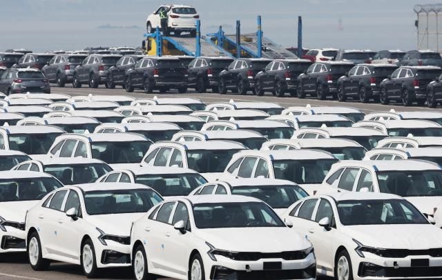 도널드 트럼프 미국 대통령이 2일 오후현지시간·한국시간 3일 오전 상호관세를 발표하고 즉각 시행에 들어간다 상호 관세와 별개로 지난달 12일 철강·알루미늄 제품 25 관세가 시행된 데 이어 자동차 관세 25도 3일 0시1분부터 발효될 예정이다 사진은 2일 경기도 평택항에 수출용 차량이 세워져 있는 모습 사진연합뉴스