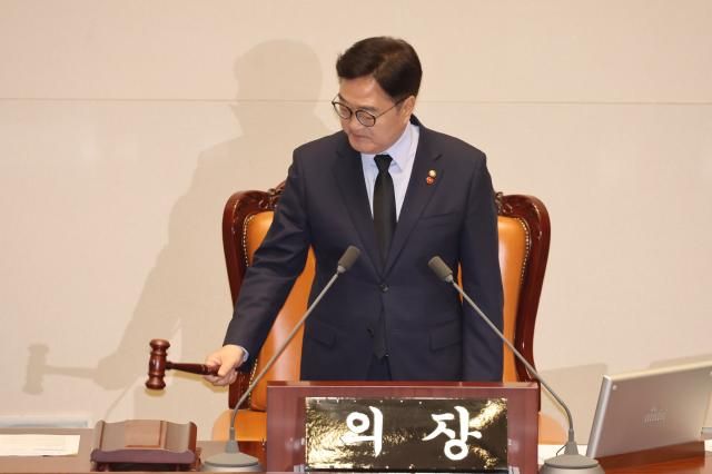 우원식 국회의장이 2일 서울 여의도 국회에서 본회의를 개회하고 있다 사진연합뉴스