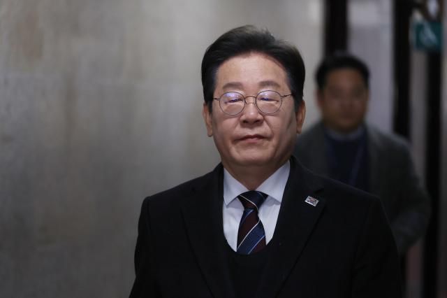 이재명 더불어민주당 대표가 2일 서울 여의도 국회에서 비공개 최고위원회의가 열리는 당대표실로 향하고 있다 사진연합뉴스