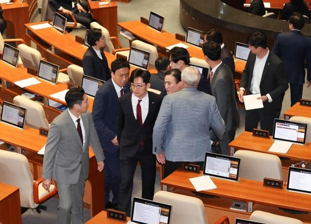 국민의힘 박충권 의원이 2일 국회 본회의에서 헌법재판소 재판관 마은혁 임명 촉구 결의안 투표에 앞서 열린 토론 중 공산주의자라는 발언으로 더불어민주당 의원들의 항의가 빗발치자 동료 의원들과 회의장을 나가고 있다 사진연합뉴스