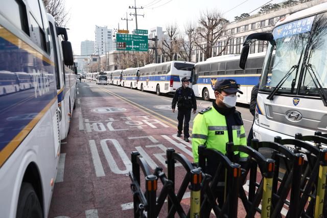 윤석열 대통령 탄핵 선고를 이틀 앞둔 2일 서울 헌법재판소 인근을 경찰이 통제하고 있다 사진연합뉴스