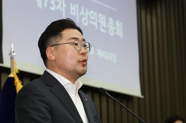 박찬대 더불어민주당 원내대표가 2일 서울 여의도 국회에서 열린 비상 의원총회에서 발언하고 있다사진연합뉴스