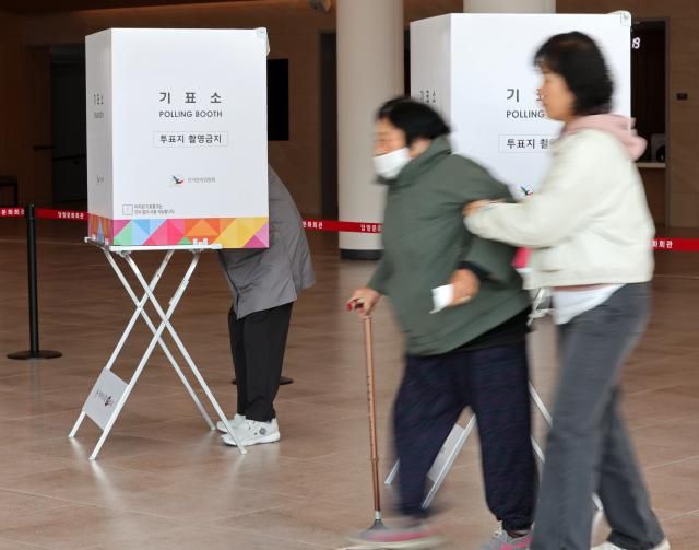  4ㆍ2재보궐선거 투표일인 2일 전남 담양군 담양읍 제2투표소가 마련된 담양문화회관에서 한 유권자가 선관위 관계자의 도움을 받아 투표하고 있다 사진연합뉴스