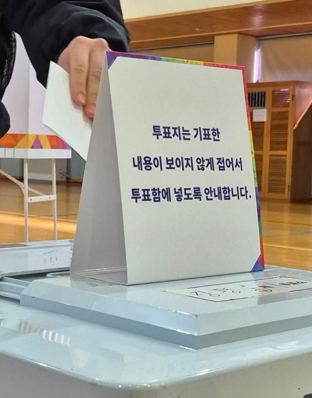 2일 경남 거제시 삼성문화관에 마련된 장평동 제1투표소에서 유권자들이 4·2 재보궐 거제시장 선거에 참여하고 있다 202542 연합뉴스TV 김완기 기자 촬영 재판매 및 DB 금지