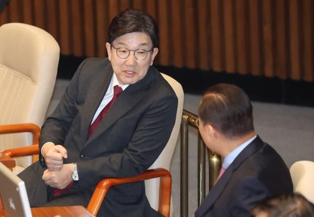 권성동 국민의힘 원내대표가 2일 국회 본회의장에서 대화하고 있다 사진연합뉴스