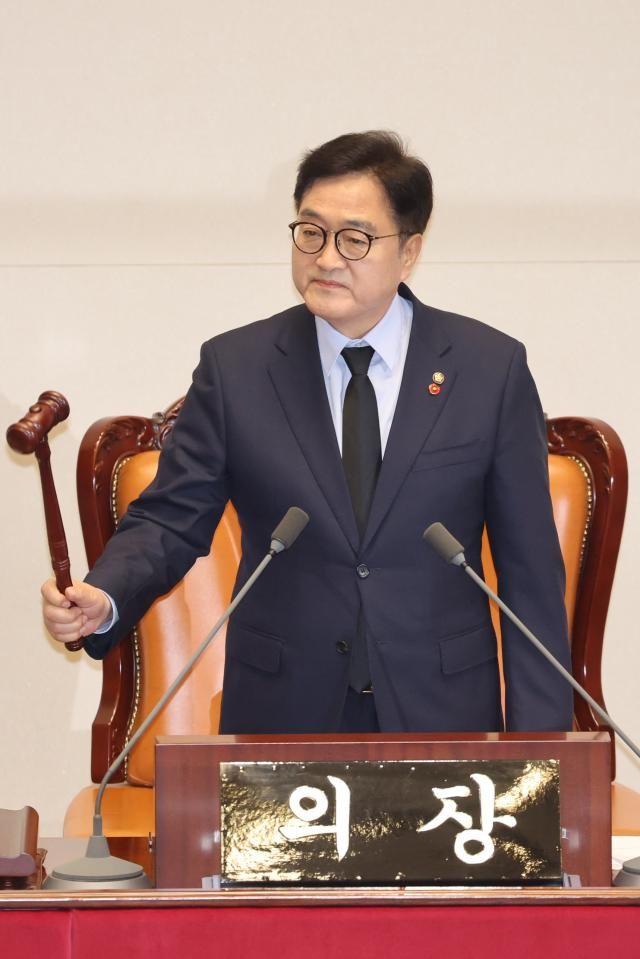 우원식 국회의장이 2일 서울 여의도 국회에서 본회의를 개회하고 있다 사진연합뉴스
