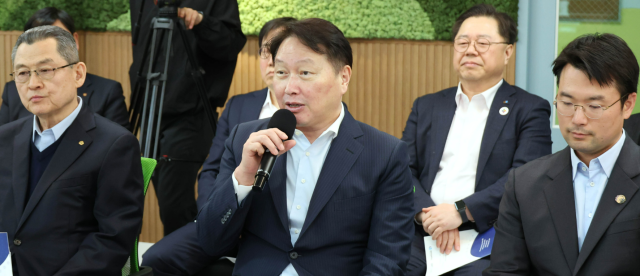 대한상공회의소 ERT신기업가정신협의회가 2일 대전 진잠초등학교를 방문해 ‘제6차 다함께 나눔프로젝트’ 행사를 개최했다 최태원 대한상의 회장이 인사말을 하고 있다 사진대한상공회의소 