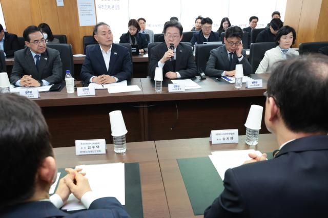 이재명 더불어민주당 대표가 2일 서울 영등포구 소상공인연합회 대회의실에서 열린 더불어민주당-소상공인연합회 민생경제 현장 간담회에서 발언하고 있다 사진국회사진기자단