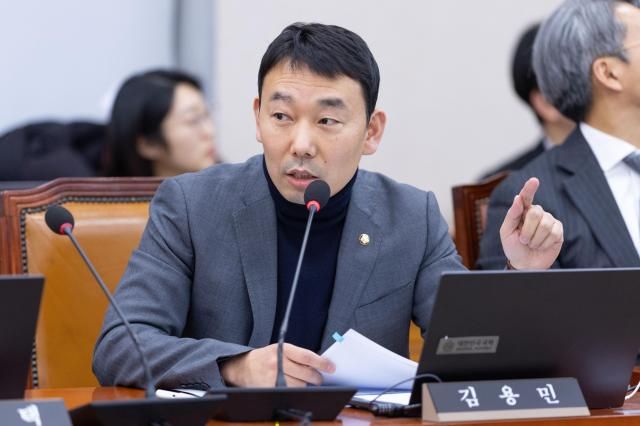 김용민 더불어민주당 국회의원이 7일 오후 서울 여의도 국회에서 열린 법제사법위원회의 전체회의에서 질의하고 있다 사진유대길 기자 dbeorlf123ajunewscom