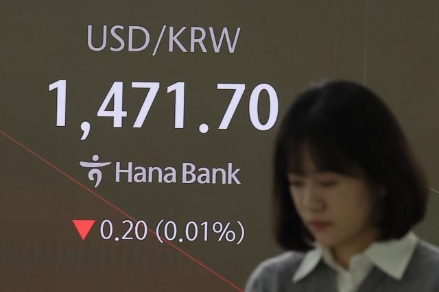 2일 오전 서울 중구 하나은행 본점 딜링룸에서 딜러가 업무를 보고 있다 사진연합뉴스