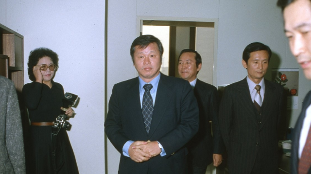 1980년 12월 최종현 SK 선대회장이 유공현 SK이노베이션 인수 후 첫 출근하여 사무실에서 직원들과 인사를 나누는 모습 사진SK그룹