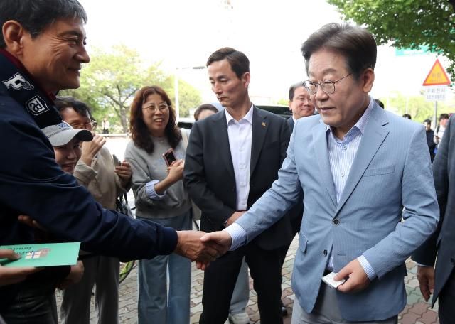 이재명 전 더불어민주당 대표가 18일 대구 북구 사회혁신커뮤니티연구소 협동조합 소이랩에서 열린 K-콘텐츠 기업 간담회에 참석하기 전 지지자들과 인사하고 있다 사진연합뉴스