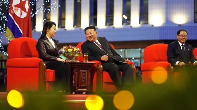 김정은 북한 국무위원장이 지난 15일 화성지구 3단계 1만세대 살림집 준공식에 참석했다고 조선중앙TV가 16일 보도했다 김 위원장이 딸 주애를 바라보며 미소짓고 있다 사진연합뉴스