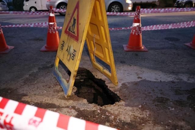 20일 오전 7시 30분께 대전 서구 정림동 한 도로에서 가로 50㎝ 세로 12ｍ 깊이 15ｍ 크기의 땅 꺼짐싱크홀이 발생했다 사진연합뉴스