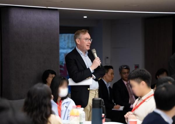 콜린 크룩스 주한영국대사가 지난 17일 주한영국대사관에서 시각장애학생들에게 영국 티 문화를 직접 소개하고 있다 사진디아지오코리아