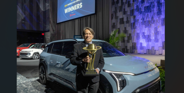 스티븐 센터 기아 미국법인 최고운영책임자COO가 세계 올해의 차 수상 기념사진을 촬영하는 모습