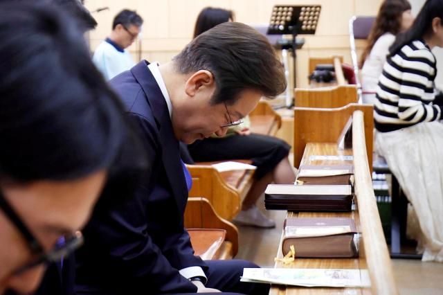 이재명 더불어민주당 대선 경선 예비후보는 20일 오전 9시 울산 최초의 개신교회인 병영교회울산광역시 중구 병영성길 89에서 부활절 예배를 드리고 있다 사진이재명 캠프