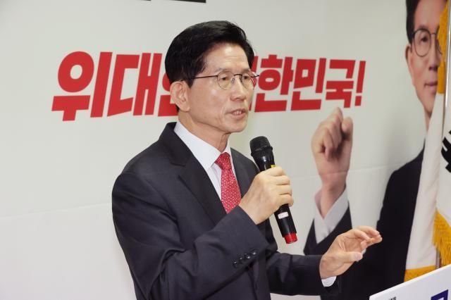 국민의힘 김문수 대선 경선 후보가 18일 서울 여의도 선거사무소에서 기업하기 좋은 대한민국 만들기를 주제로 경제 분야 공약을 발표하고 있다 사진연합뉴스