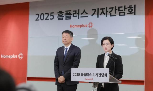 조주연 홈플러스 사장오른쪽이 지난 3월 14일 서울 강서구 홈플러스 본사에서 열린 기업 회생절차법정관리 관련 기자간담회에 앞서 발언하고 있다 왼쪽은 김광일 MBK파트너스 부회장 겸 홈플러스 부회장 사진유대길 기자 dbeorlf123ajunewscom