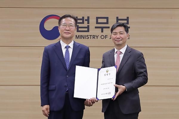 박성재 장관(왼쪽)과 김영진 신임 이사장 [사진=법무부]