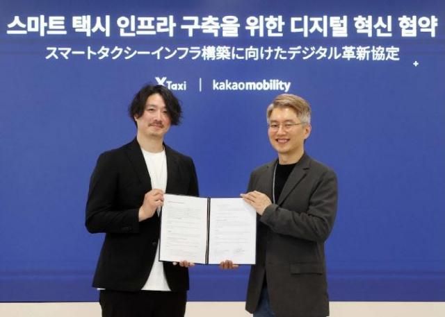 류긍선 카카오모빌리티 대표오른쪽과 일본 크로스택시 키요카와 스스무 대표가 협약식을 마친 뒤 기념사진을 촬영하고 있다 사진카카오모빌리티 