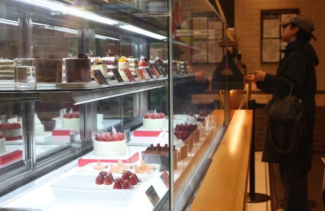 물가 따라 오르는 케이크 가격 서울연합뉴스 김성민 기자 먹거리 물가가 치솟으면서 케이크 가격이 4만원에 육박할 정도로 높아졌다 투썸플레이스는 지난 26일부터 커피와 음료 케이크 가격을 올렸다 사진은 31일 서울 시내 한 투썸플레이스 매장에 케이크가 진열돼 있다 2025331 ksm7976ynacokr2025-03-31 143803 저작권자 ⓒ ㈜연합뉴스 무단 전재 재배포 금지 AI 학습 및 활용 금지저작권자 ⓒ ㈜연합뉴스 무단 전재 재배포 금지 AI 학습 및 활용 금지