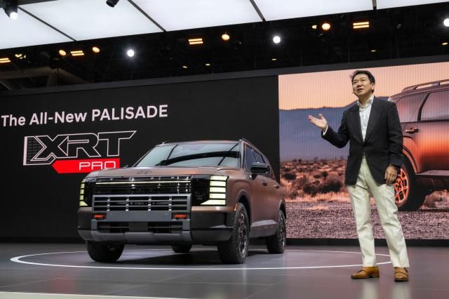 이상엽 현대제네시스글로벌디자인담당 부사장이 2025 뉴욕 국제 오토쇼에서 디 올 뉴 팰리세이드를 발표하는 모습