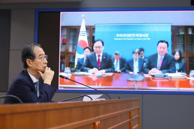 한덕수 대통령 권한대행 국무총리가 지난 10일 정부서울청사에서 미국 도널드 트럼프 행정부의 관세 정책 대응을 위해 방미 중인 정인교 산업통상자원부 통상교섭본부장 조현동 주미한국대사로부터 화상으로 상황 보고를 받고 있다 사진국무총리실