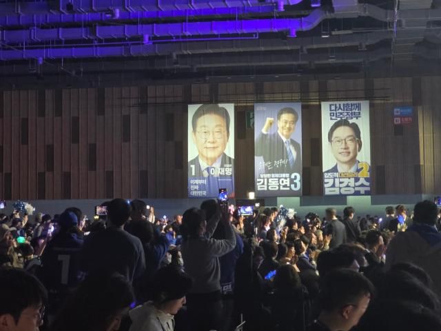 20일 경남 울산 컨벤션센터에서 열린 더불어민주당 영남권 합동 연설회에서 이재명 예비후보의 정견 발표가 끝나고 사람들이 환호하고 있다 사진신진영 기자