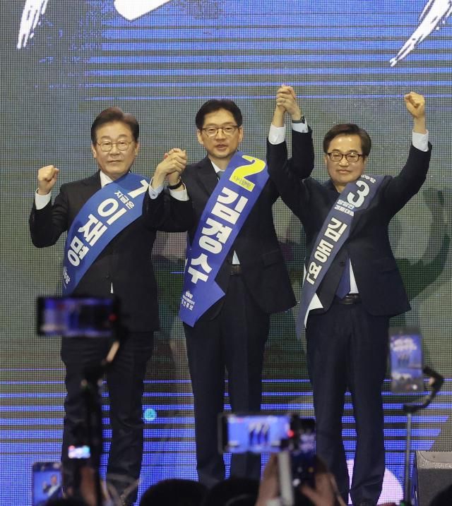 더불어민주당 대선 경선 후보들이 20일 울산시 울주군 울산전시컨벤션센터에서 열린 제21대 대통령선거 후보자 선출을 위한 영남권 합동연설회에서 당원들에게 인사하고 있다 사진연합뉴스