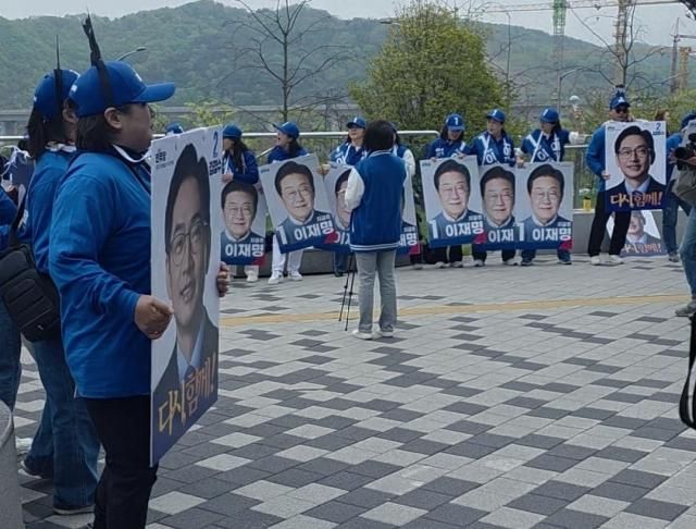 울산전시컨벤션센터 앞에 각 후보 판넬을 들고 있는 지지자들 사진신진영 기자