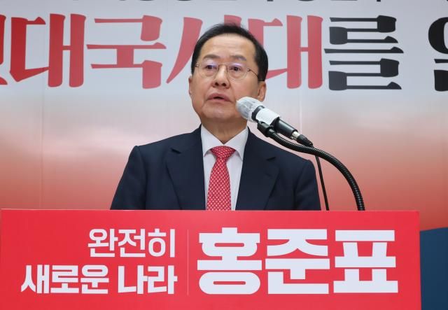 홍준표 국민의힘 예비후보가 18일 서울 여의도 선거사무소에서 사회·교육·문화 분야 공약을 발표하고 있다 사진연합뉴스