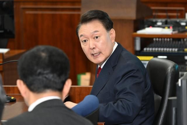 윤석열 전 대통령이 21일 서울 서초구 서울중앙지법에서 열린 내란 우두머리 혐의 형사재판 2차 공판에 출석해 있다 사진연합뉴스