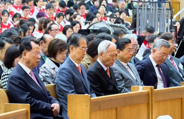 한덕수 대통령 권한대행 국무총리가 20일 서울 강동구 명성교회에서 열린 부활절 연합예배에 참석해 기도하고 있다 사진명성교회