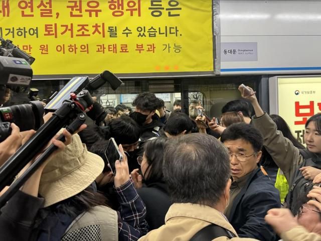 전국장애인차별철폐연대가 출근길 탑승 시위를 재개했다 사진연합뉴스