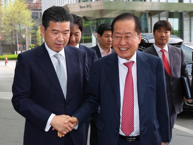홍준표 국민의힘 예비후보오른쪽가 21일 서울 영등포구 주한미국상공회의소에서 열린 간담회에 참석하기 위해 제임스 김 주한미국상공회의소 회장과 인사 후 이동하고 있다 사진연합뉴스