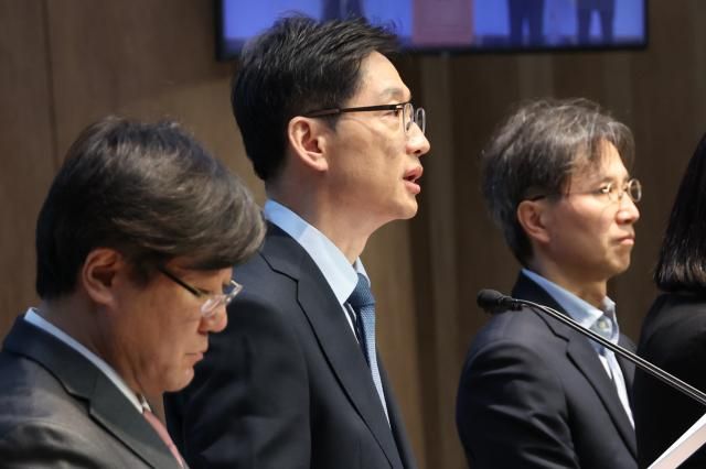 더불어민주당 김경수 대선 경선 후보가 21일 서울 여의도 국회 소통관에서 교육·사회·정치·외교·안보·국방 분야 정책 공약을 발표하고 있다 왼쪽부터 이정철 서울대 교수 김경수 후보 윤홍식 인하대 교수 사진연합뉴스